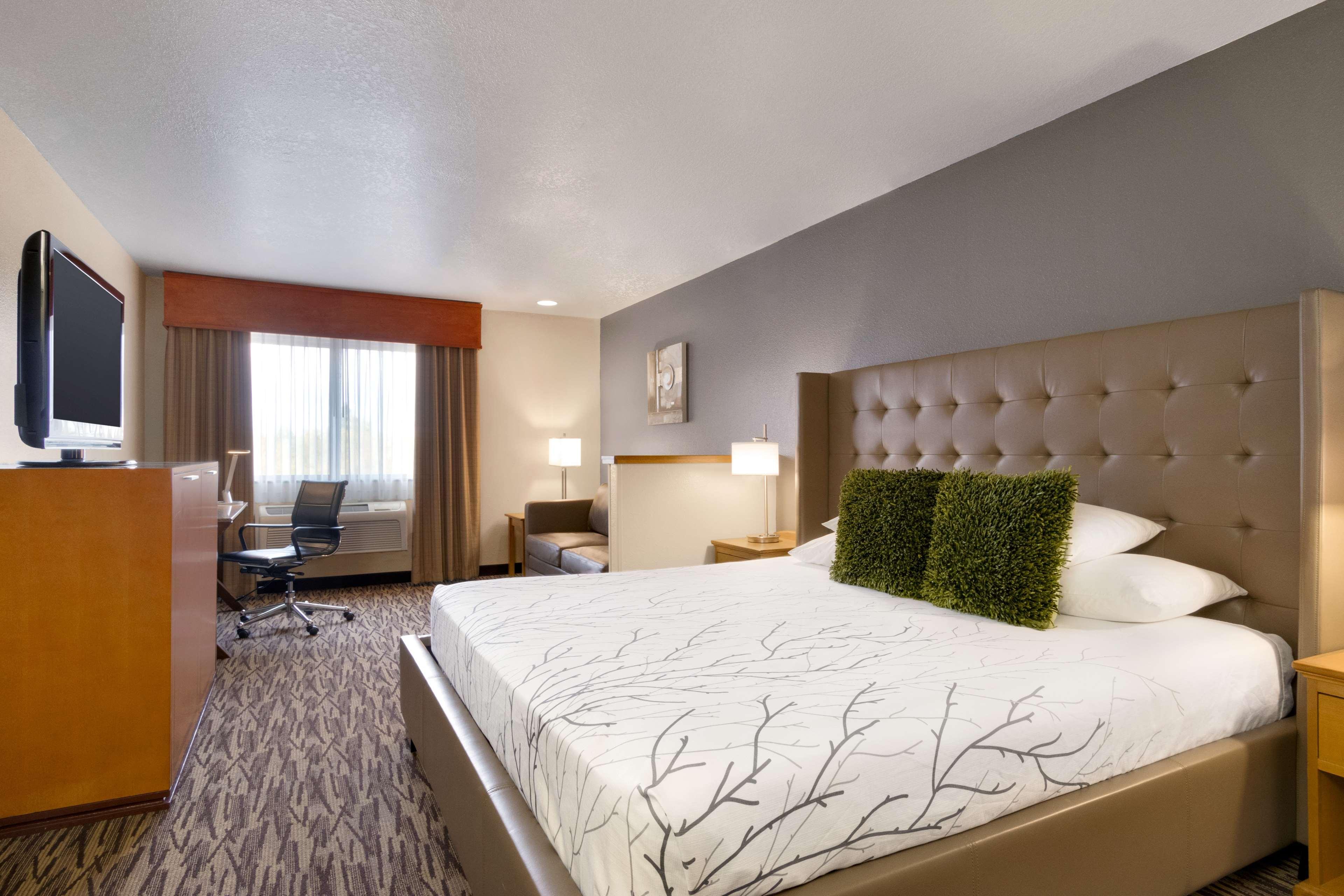 Best Western Plus Peppertree Airport Inn Еъруей Хайтс Екстериор снимка