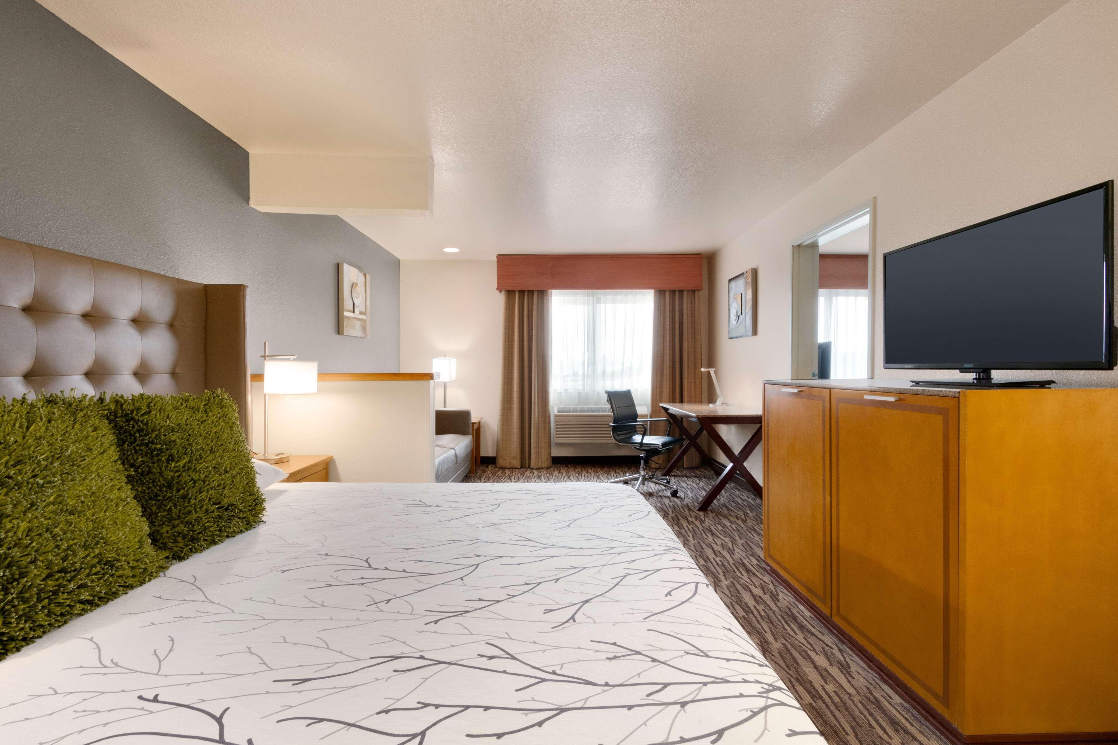 Best Western Plus Peppertree Airport Inn Еъруей Хайтс Екстериор снимка
