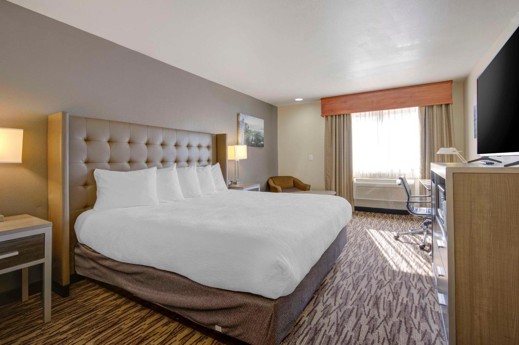 Best Western Plus Peppertree Airport Inn Еъруей Хайтс Екстериор снимка