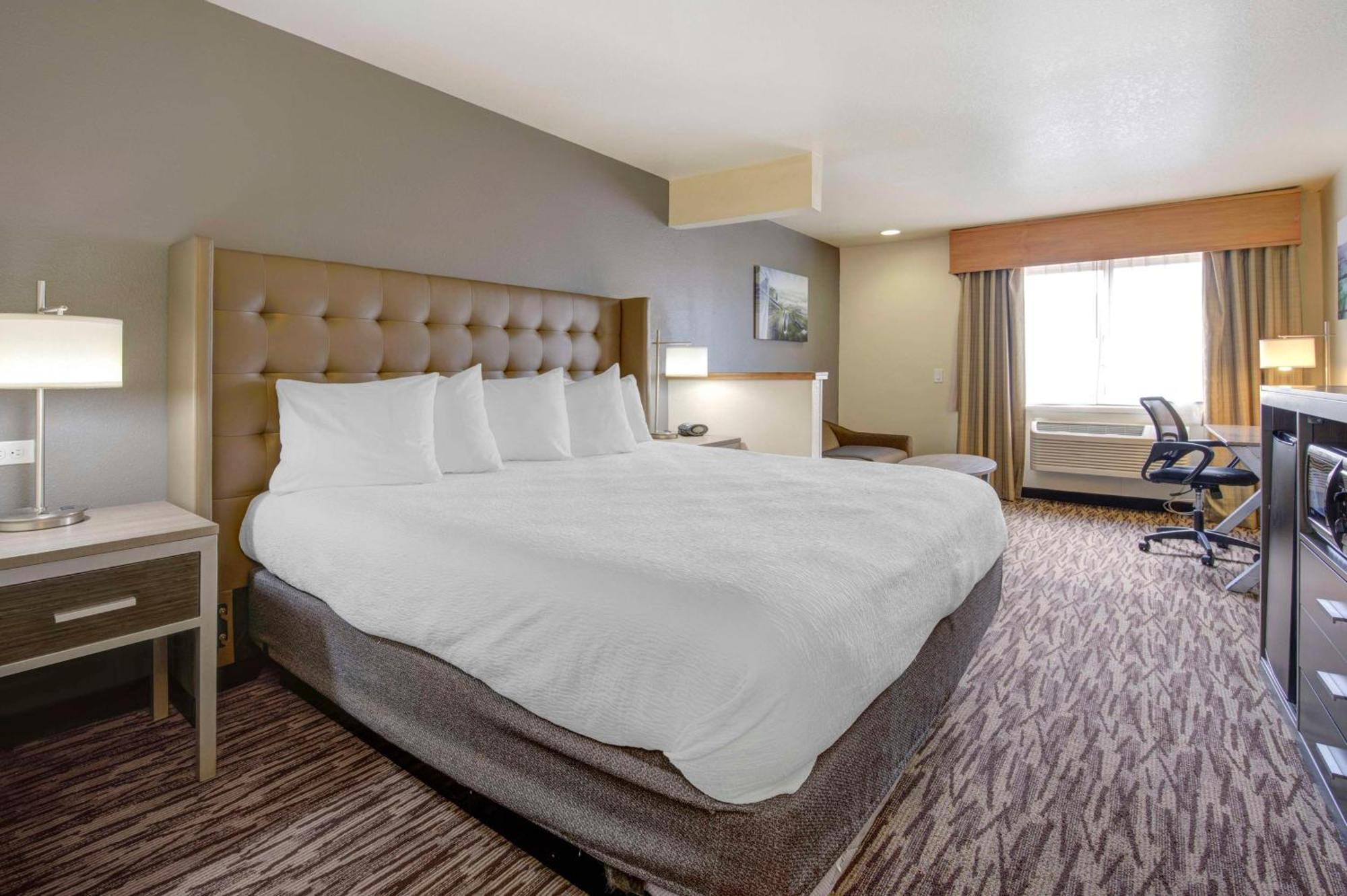 Best Western Plus Peppertree Airport Inn Еъруей Хайтс Екстериор снимка