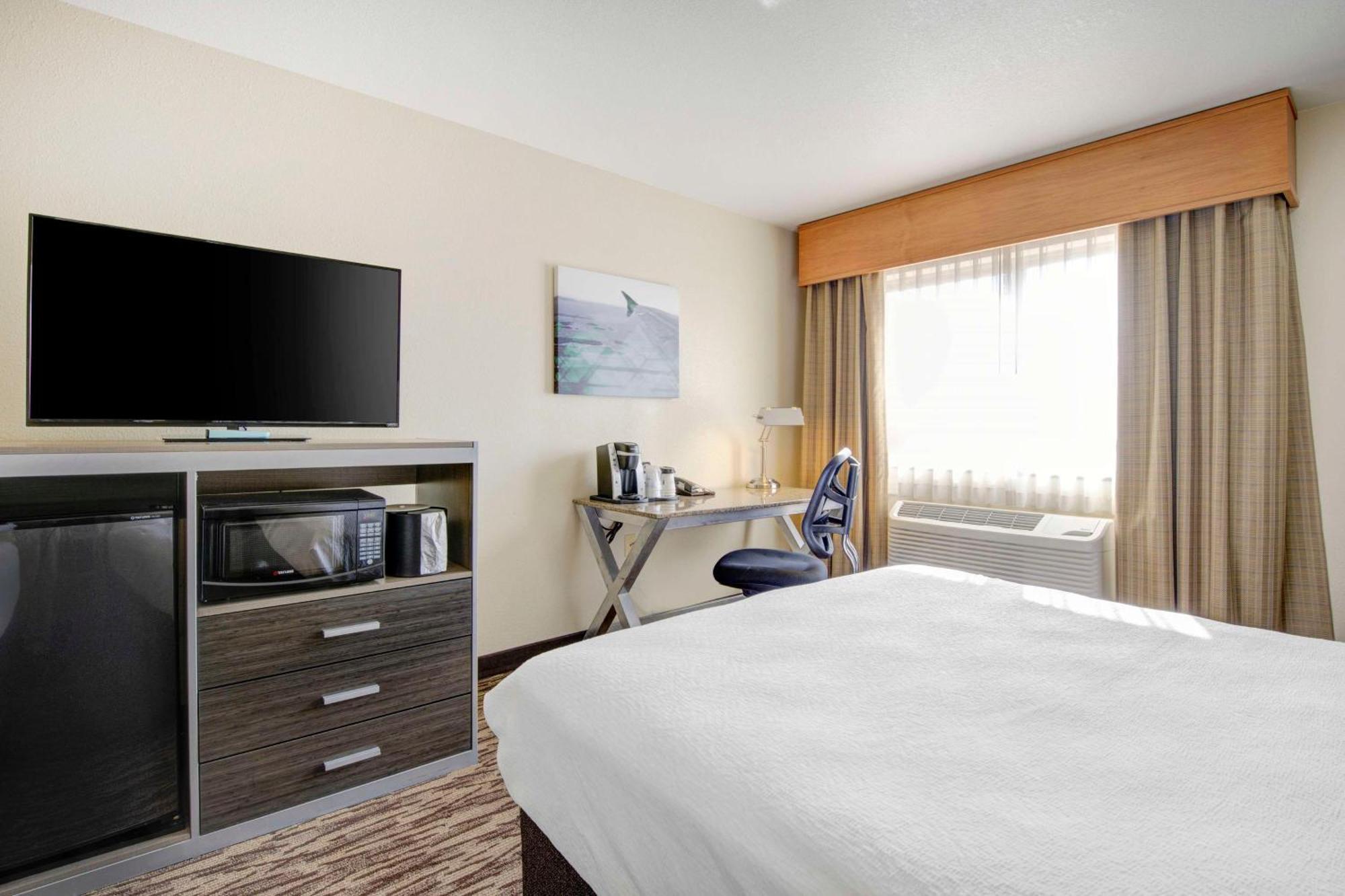 Best Western Plus Peppertree Airport Inn Еъруей Хайтс Екстериор снимка